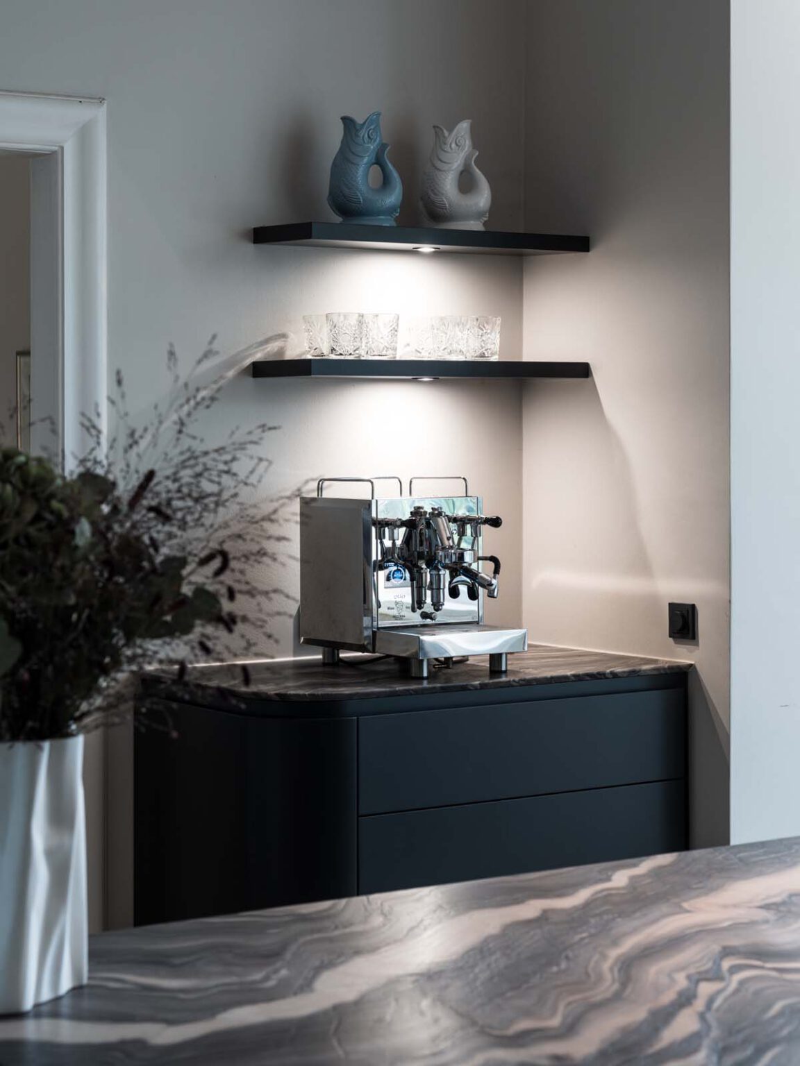 Küche: Black Kitchen – Kaffeenische mit Siebträgermaschine und schwebenden Regalböden