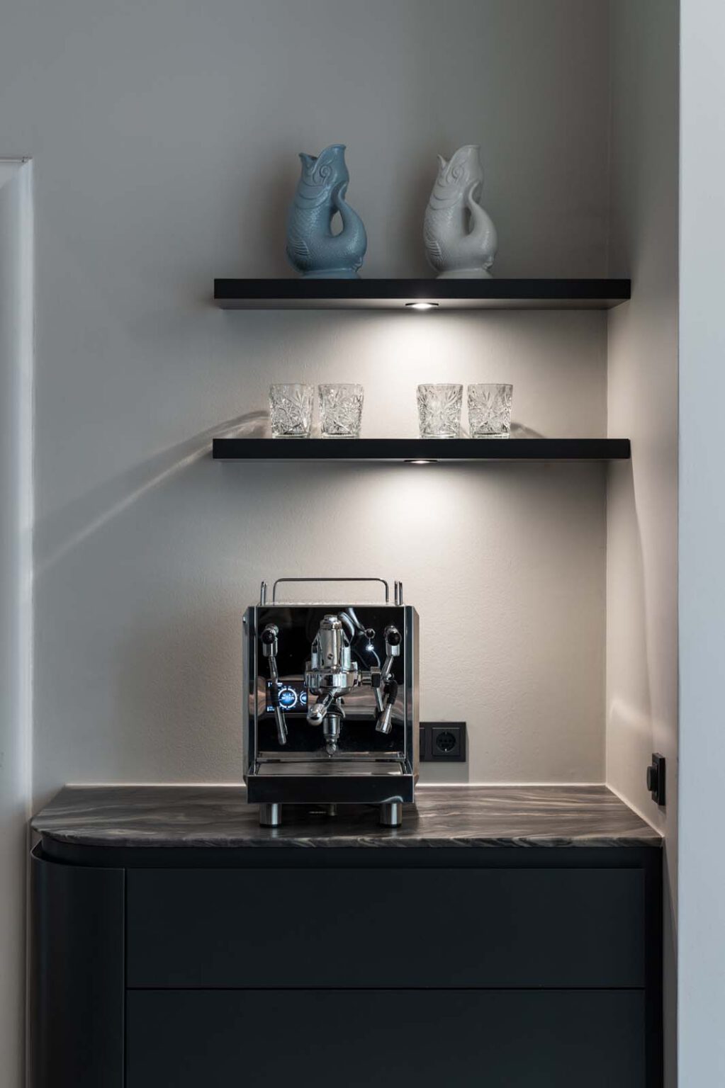 Küche: Black Kitchen – Kaffeenische mit Siebträgermaschine unter zwei Wandborden