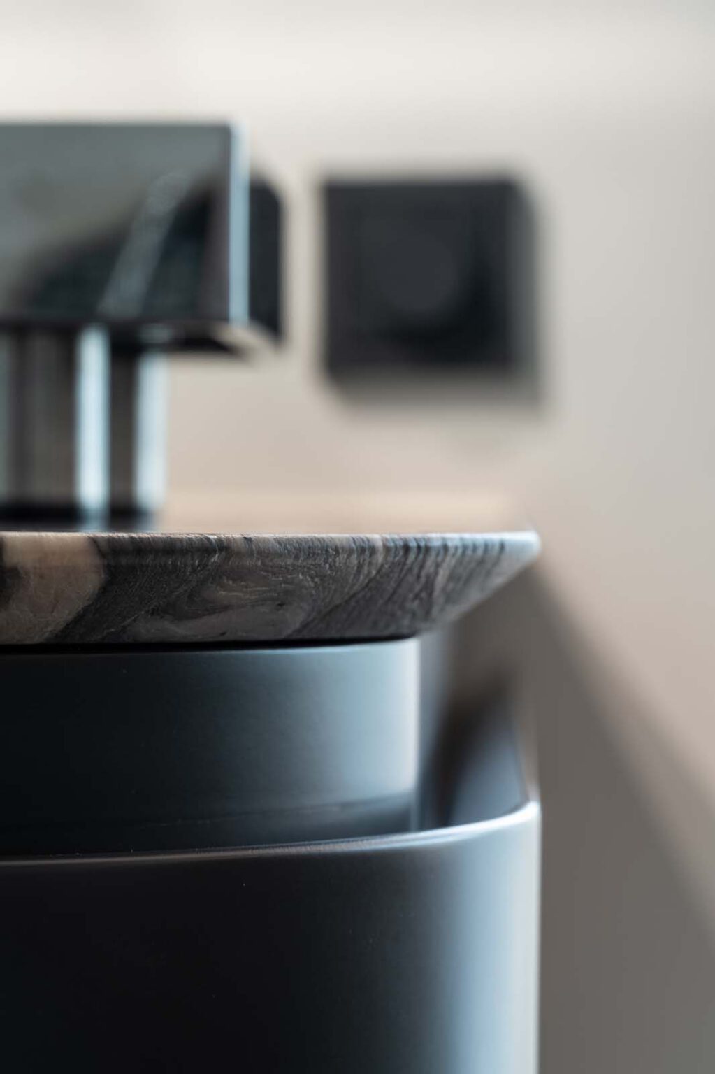 Küche: Black Kitchen – Detail: gerundete schwarze Front unter der Steinplatte