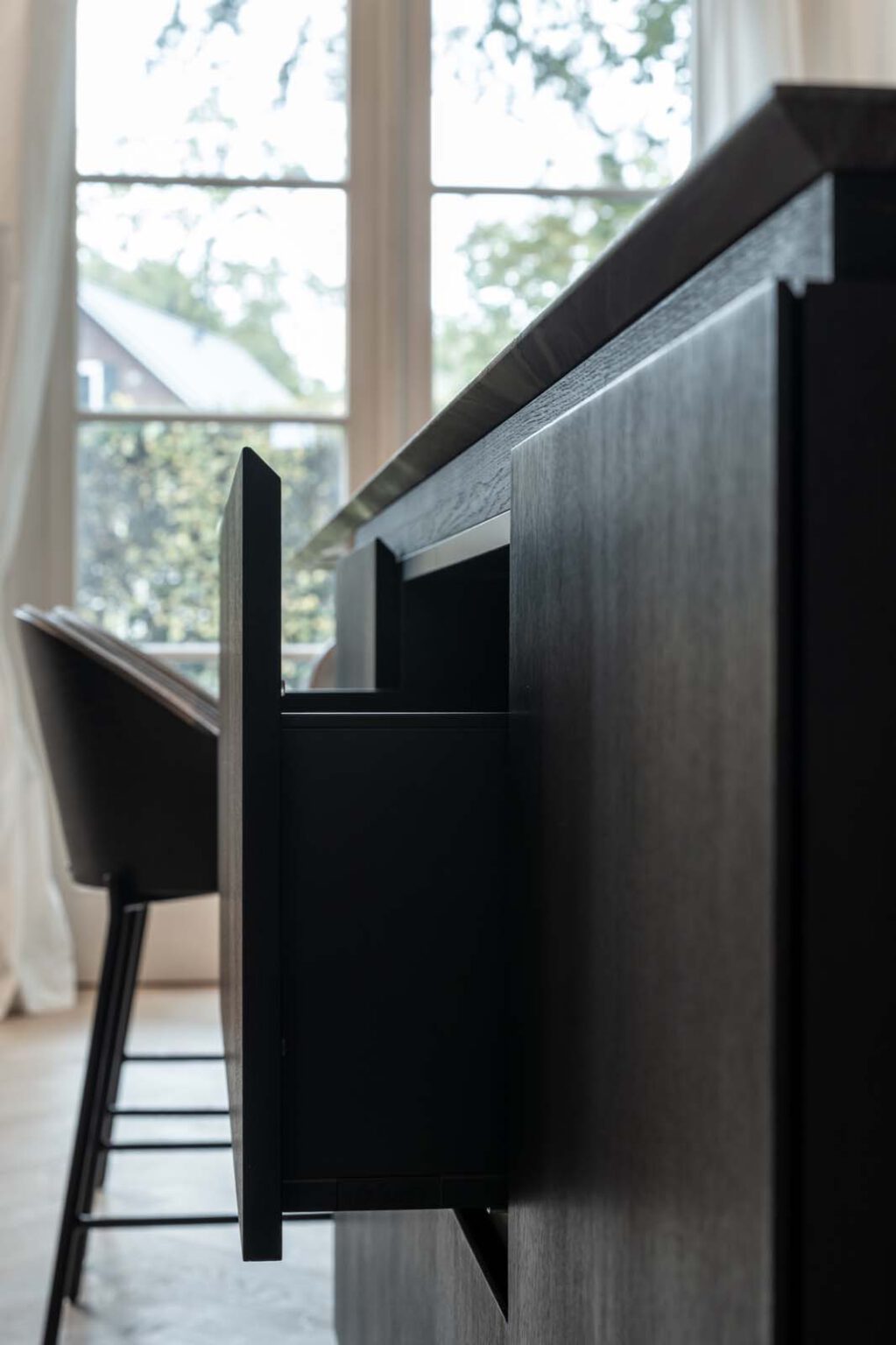 Küche: Black Kitchen – Detail: seitlich geöffneter Auszug an der Kochinsel