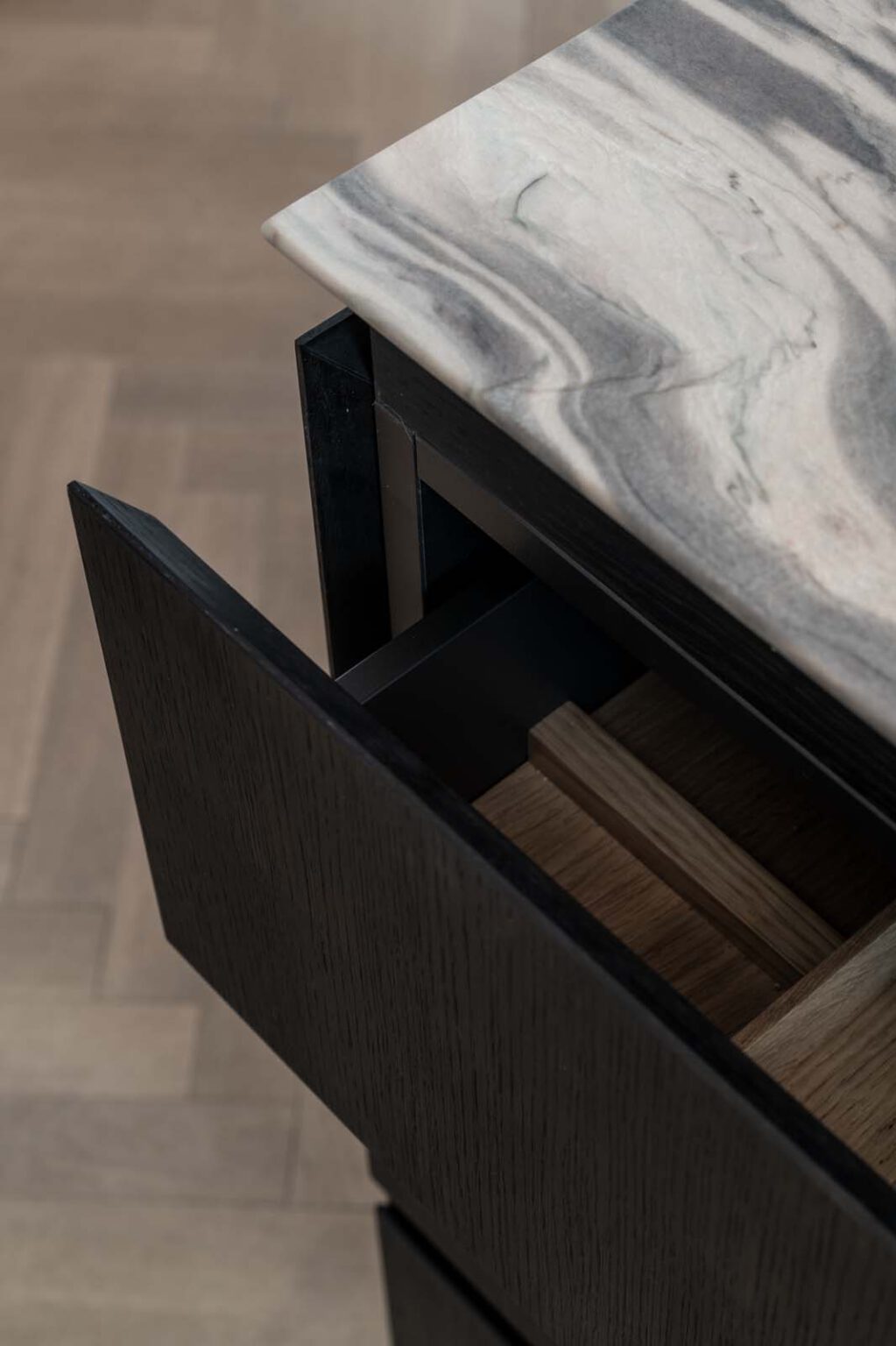 Küche: Black Kitchen – Detail: geöffnete Schublade mit Holzeinsatz unter der Steinplatte