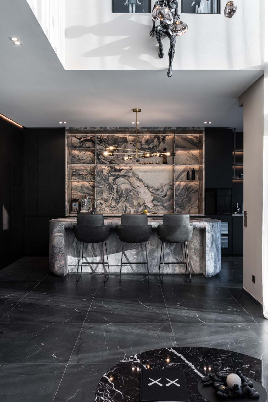 Küche: Stone meets Oak – dunkle Küche mit steinverkleideter Kochinsel von oben gesehen