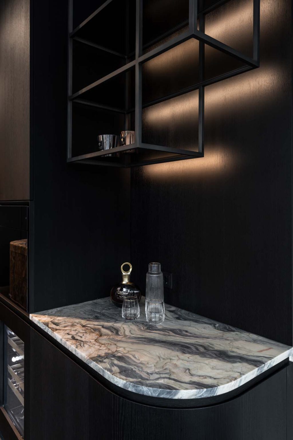 Küche: Stone meets Oak – Detail: gerundete Steinplatte unter dem hängenden Regal