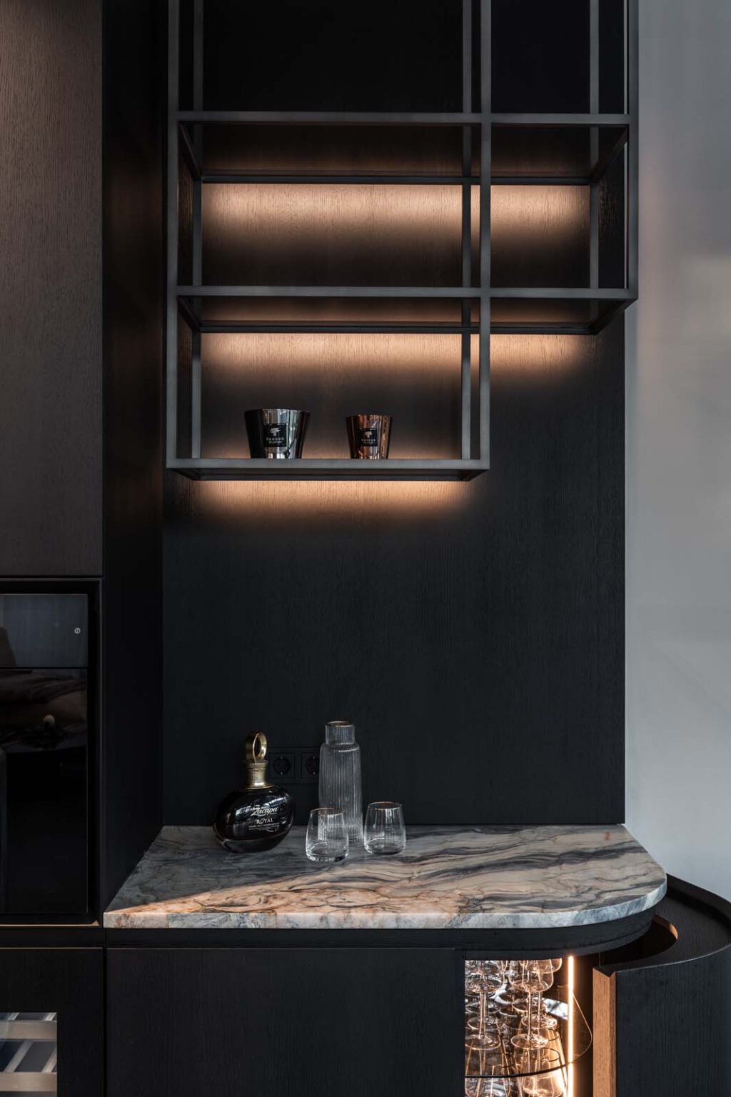 Küche: Stone meets Oak – Bar-Nische mit hängendem Metallregal und Lichtleisten