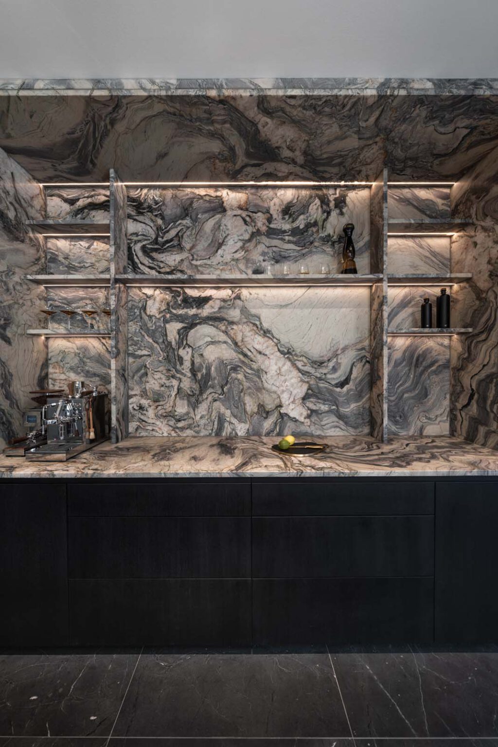 Küche: Stone meets Oak – beleuchtete Steinrückwand mit offenen Regalfächern