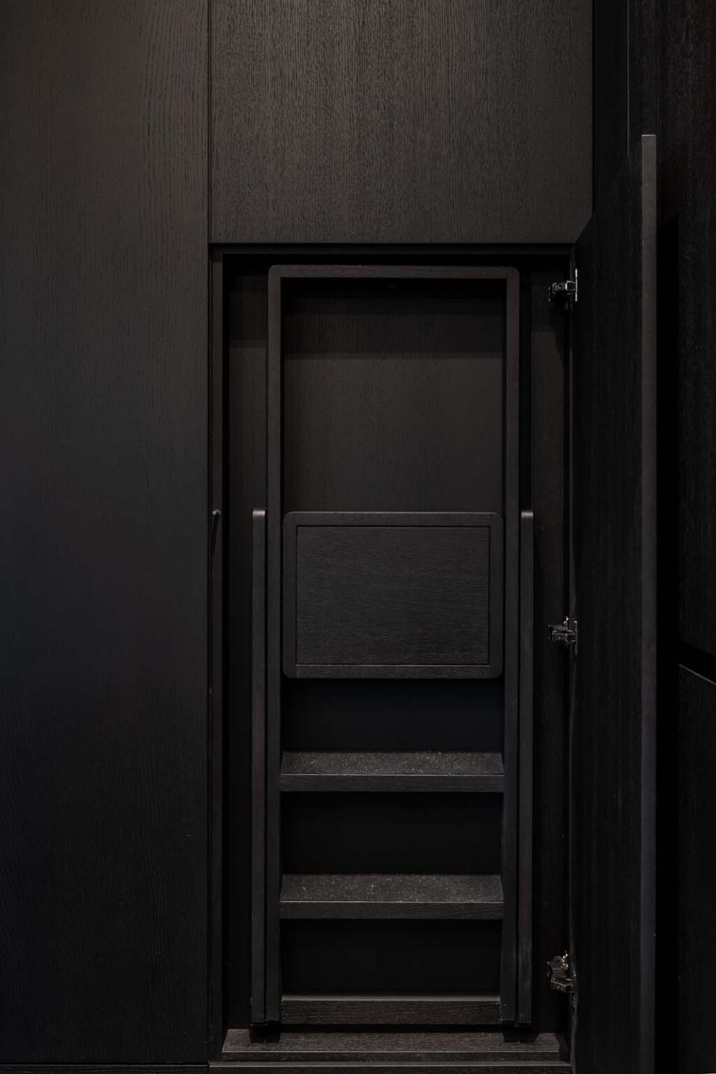 Küche: Stone meets Oak – Detail: geöffneter Hochschrank mit Innenleben