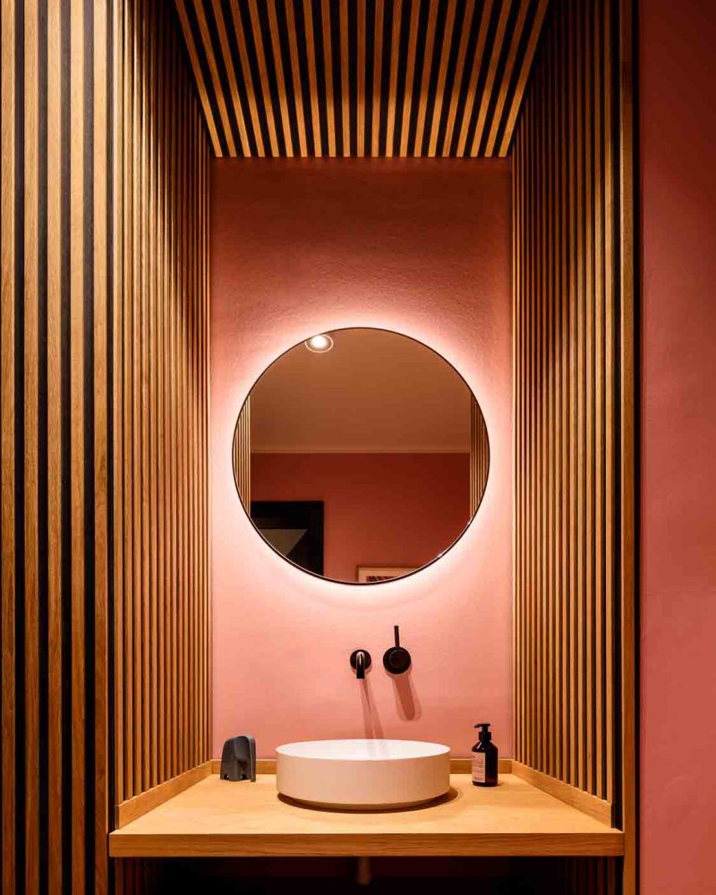 Kombination aus praktischem Nutzen in einem kleinen Bad