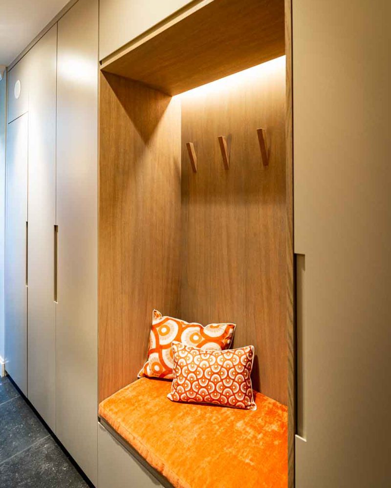 Tischlerei-Wendt-Inspiration-Projekt-FamilieAn.-Hamburg-Modern-Living-Diele-Gaderobe-Sitzbank