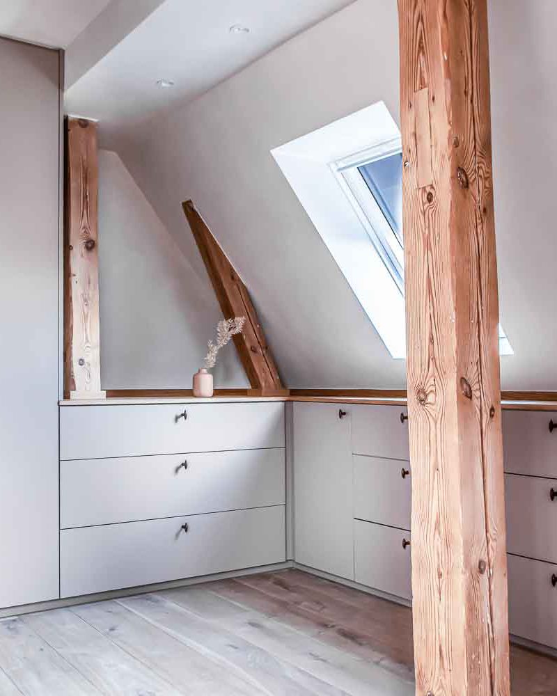 Tischlerei-Wendt-Inspiration-Projekt-FamilieAr-Elegantes-Wohnen-Tischlerarbeit-Hamburg-Ankleide-Einbauschrank-Dachboden