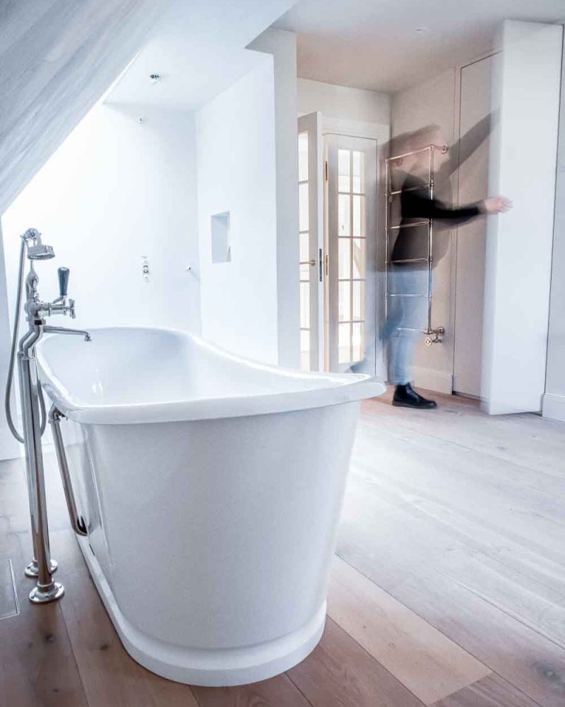 Tischlerei-Wendt-Inspiration-Projekt-FamilieAr-Elegantes-Wohnen-Tischlerarbeit-Hamburg-Badezimmer-Holzbalken-Badewanne-Tapetenschrank