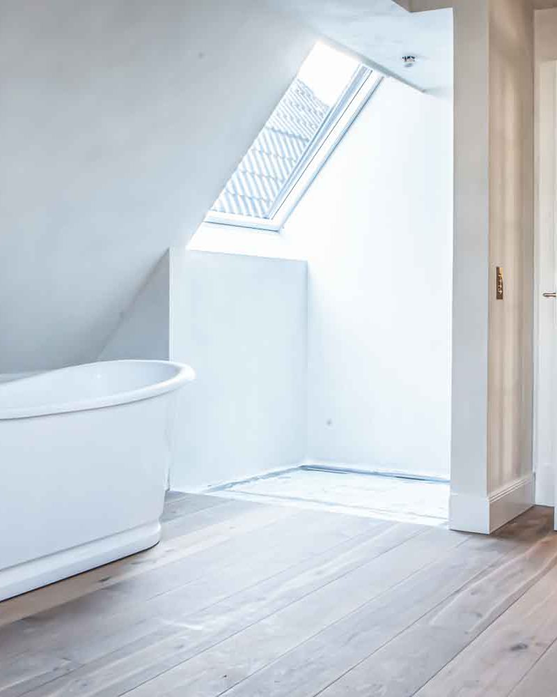 Tischlerei-Wendt-Inspiration-Projekt-FamilieAr-Elegantes-Wohnen-Tischlerarbeit-Hamburg-Badezimmer-Holzbalken-Badewanne