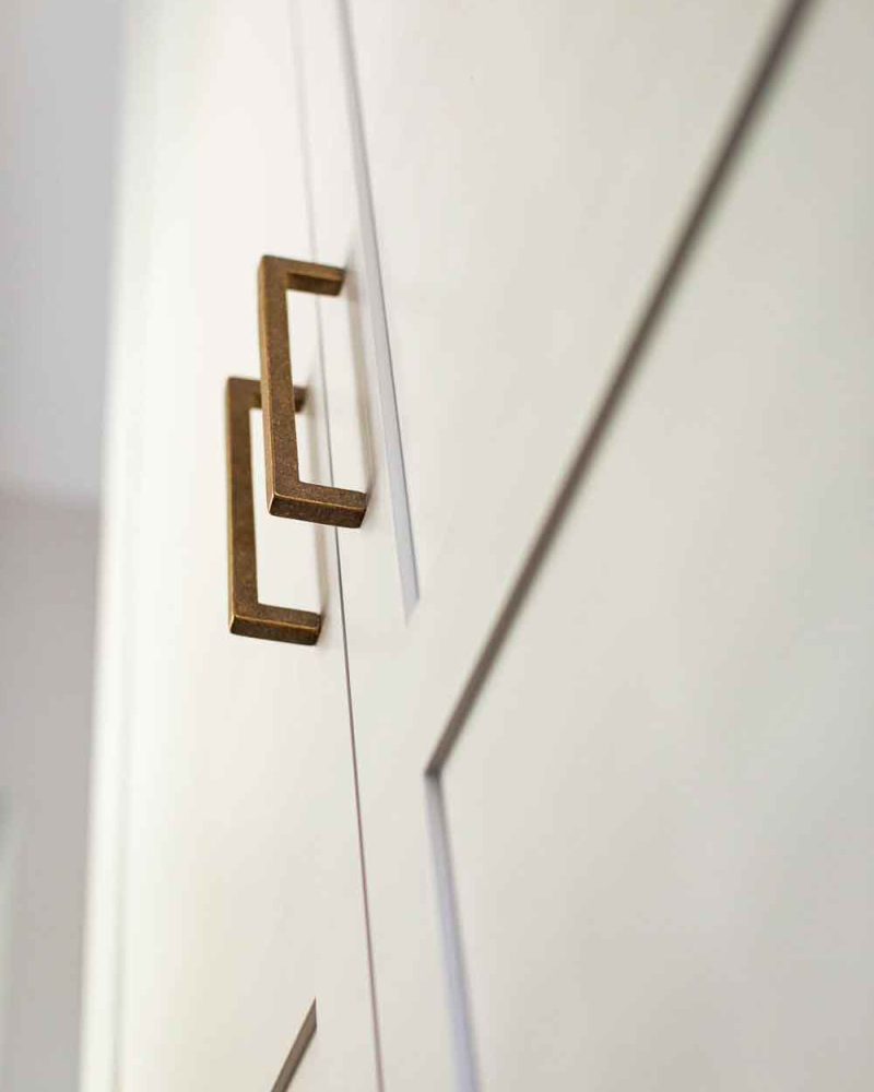 Tischlerei-Wendt-Inspiration-Projekt-FamilieSch-Zeitlose Eleganz-Tischlerarbeit-Hamburg-Ankleide-Einbauschrank-Griffe
