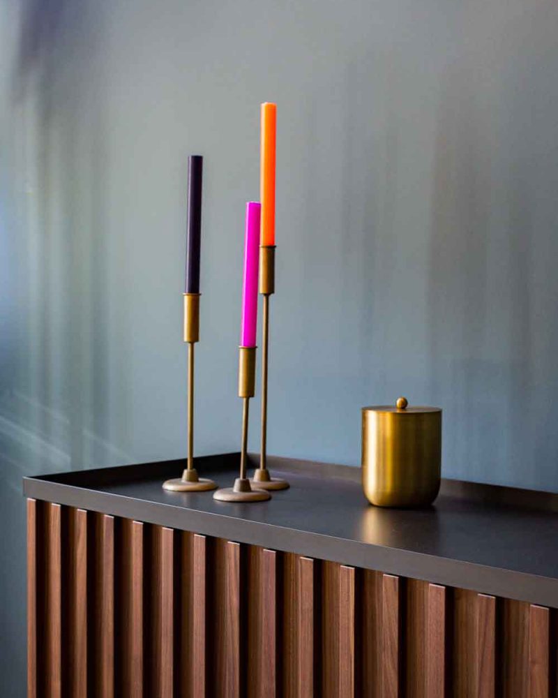 Tischlerei-Wendt-Inspiration-Projekt-FamilieSch-Zeitlose Eleganz-Tischlerarbeit-Hamburg-Anrichte-Holzlamellen