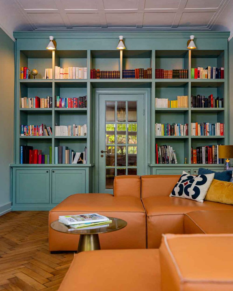 Tischlerei-Wendt-Inspiration-Projekt-FamilieSch-Zeitlose Eleganz-Tischlerarbeit-Hamburg-Bibliothek-Einbauschrank