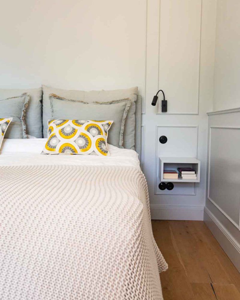 Tischlerei-Wendt-Inspiration-Projekt-FamilieSch-Zeitlose Eleganz-Tischlerarbeit-Hamburg-Schlafzimmer-Bett-Nachttisch