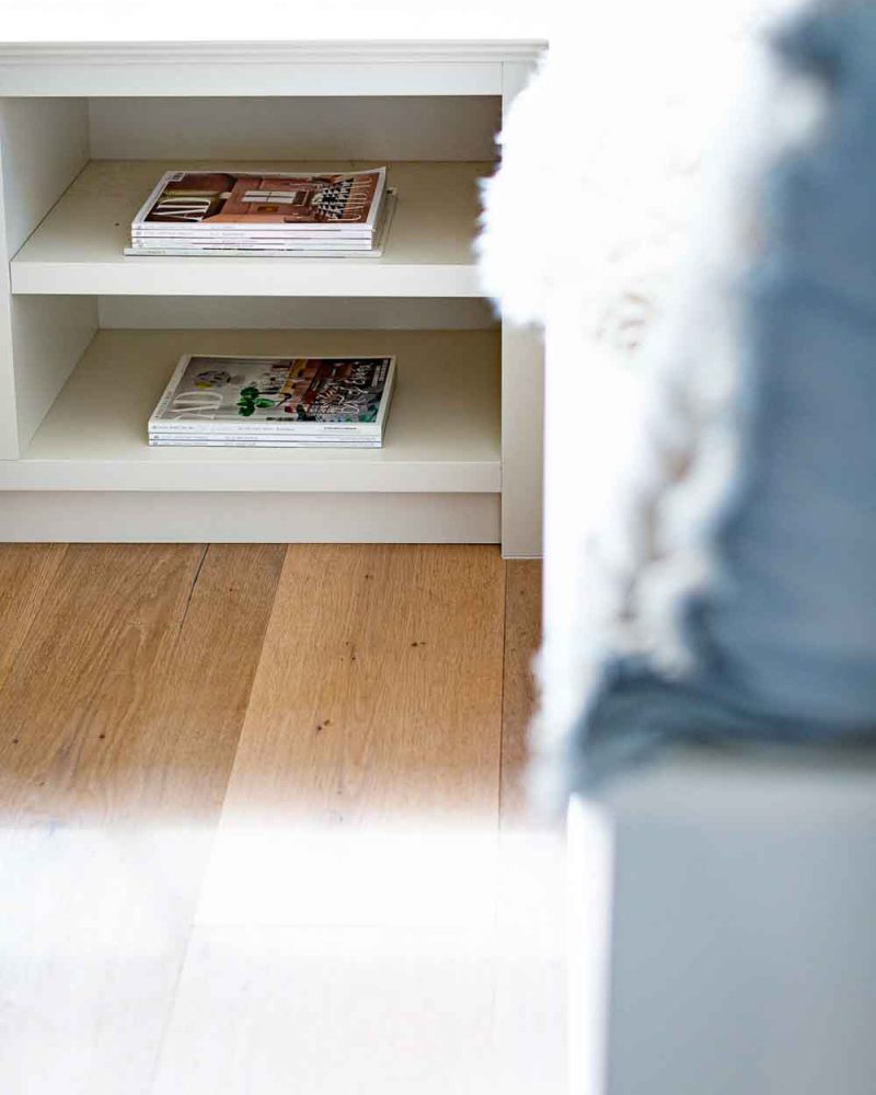 Tischlerei-Wendt-Inspiration-Projekt-FamilieSch-Zeitlose Eleganz-Tischlerarbeit-Hamburg-Sitzbank-Wohnzimmer-Heizungsverkleidung-Fach