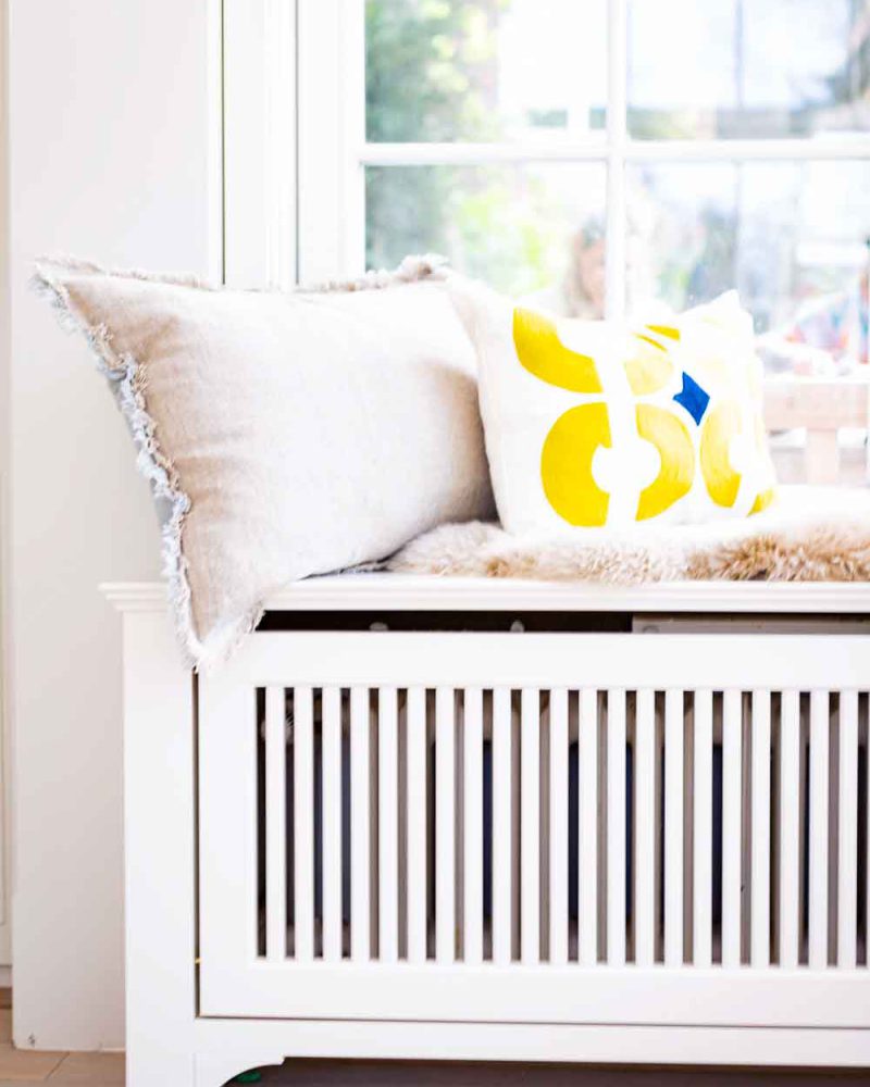 Tischlerei-Wendt-Inspiration-Projekt-FamilieSch-Zeitlose Eleganz-Tischlerarbeit-Hamburg-Sitzbank-Wohnzimmer-Heizungsverkleidung3