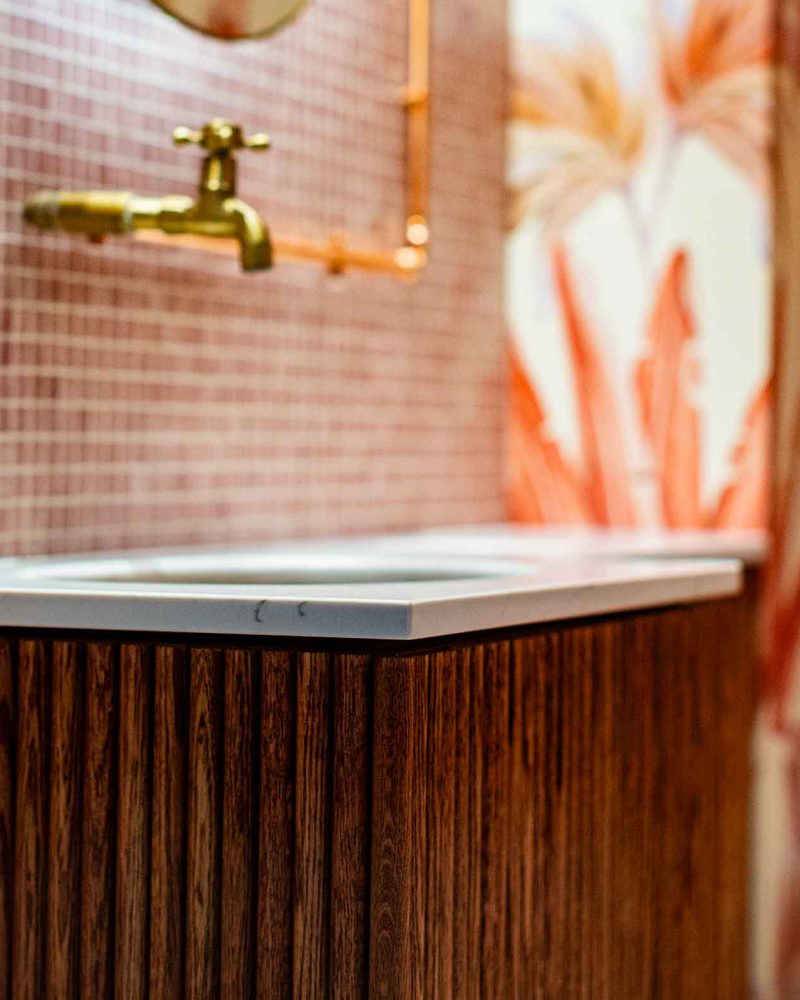 Tischlerei-Wendt-Inspiration-Projekt-FamilieSch-Zeitlose Eleganz-Tischlerarbeit-Hamburg-gaestebad-Waschtisch