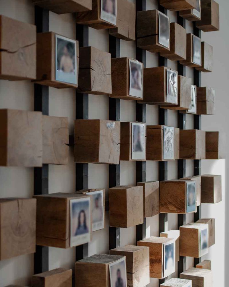 Tischlerei-Wendt-Inspiration-Projekt-MoiaOffice2-Mitarbeiterprofilwand-2-Hamburg