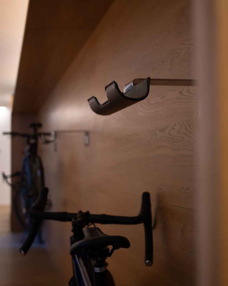 Tischlerei-Wendt-Inspiration-Projekt-MoiaOffice2-Mitarbeiterprofilwand-Hamburg-Fahrradaufhaengung1