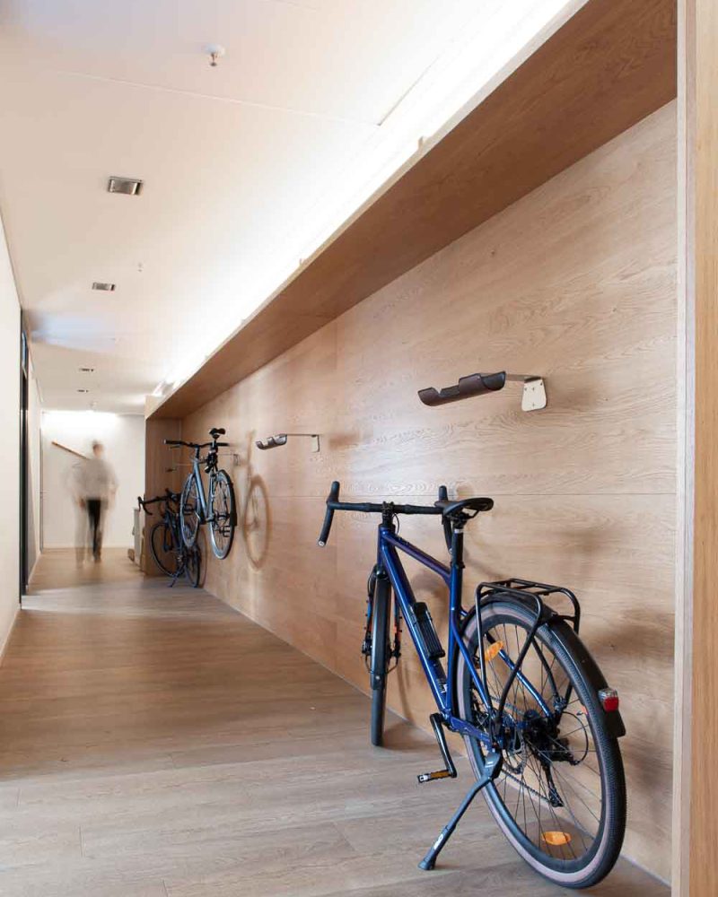 Tischlerei-Wendt-Inspiration-Projekt-MoiaOffice2-Mitarbeiterprofilwand-Hamburg-Fahrradaufhaengung2
