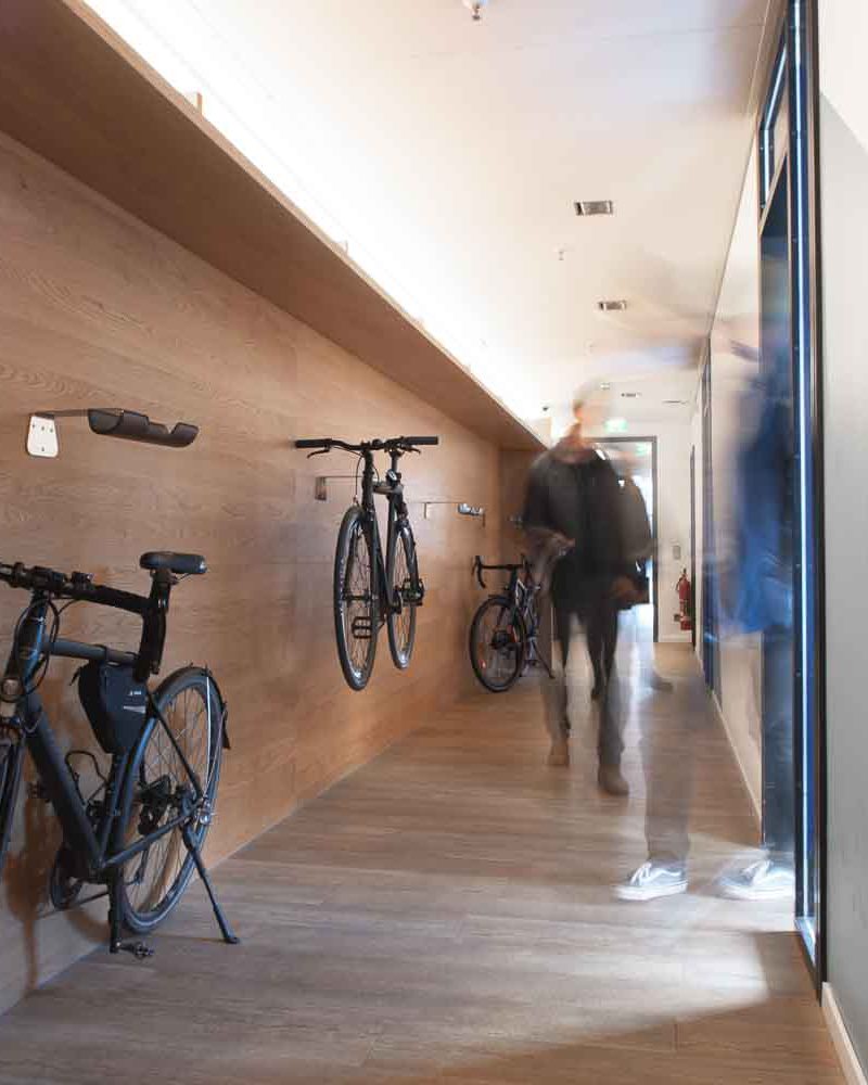 Tischlerei-Wendt-Inspiration-Projekt-MoiaOffice2-Mitarbeiterprofilwand-Hamburg-Fahrradaufhaengung3