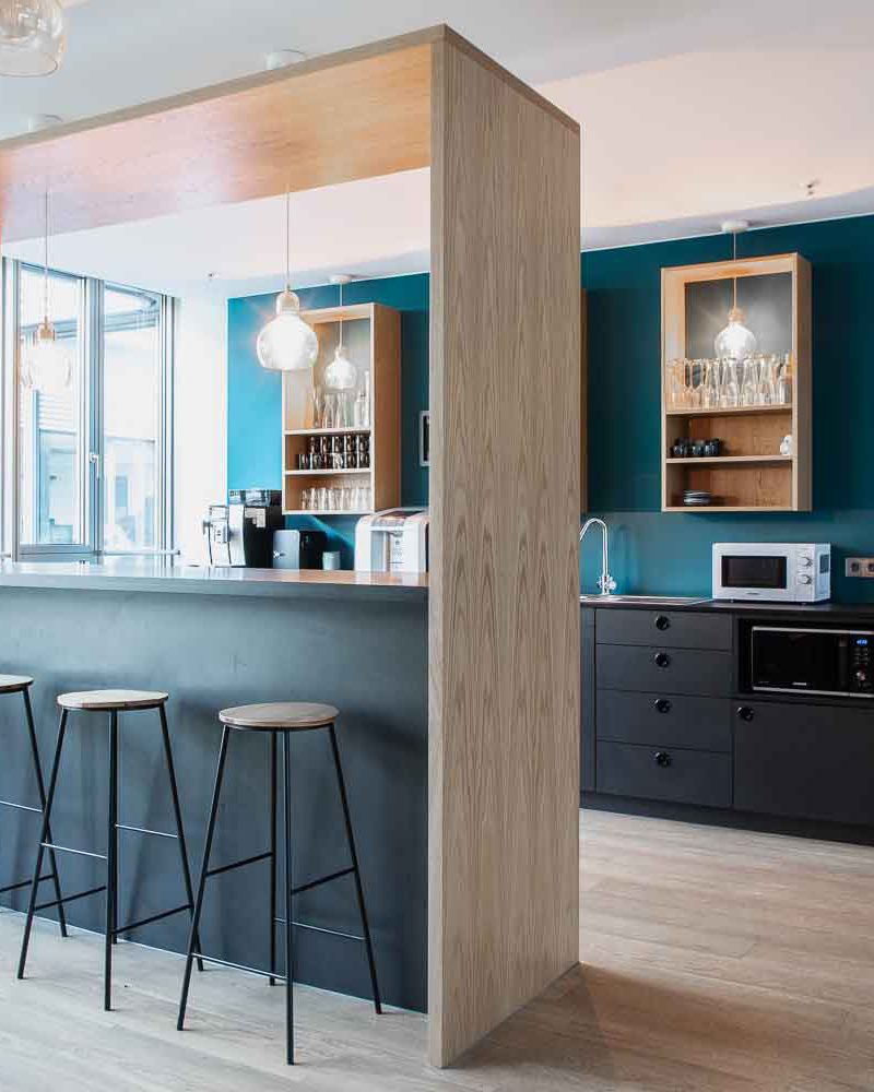 Tischlerei-Wendt-Inspiration-Projekt-MoiaOffice2-Mitarbeiterprofilwand-Hamburg-Kueche