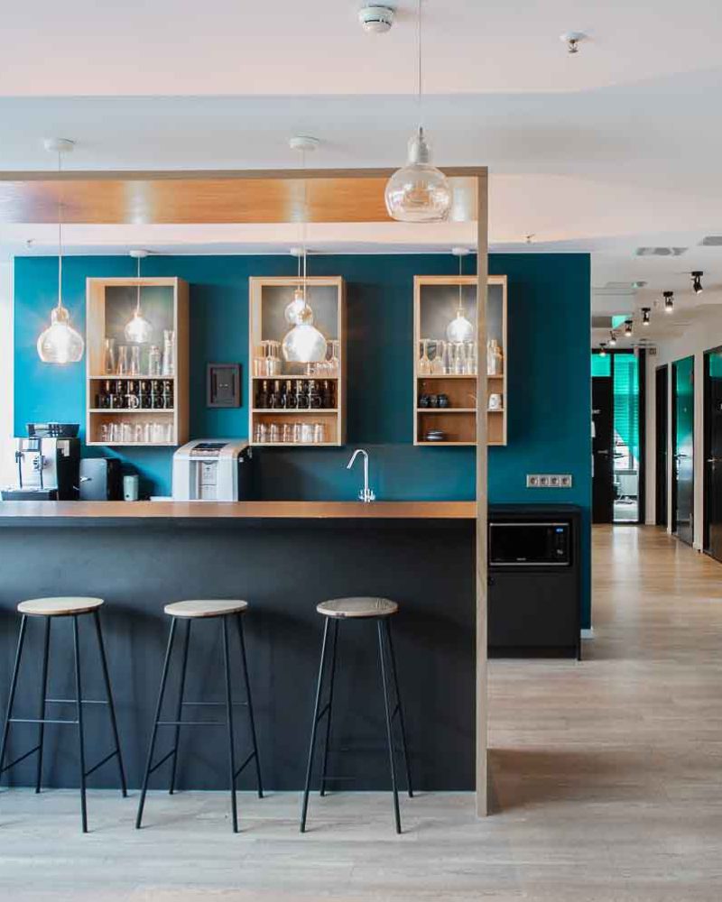 Tischlerei-Wendt-Inspiration-Projekt-MoiaOffice2-Mitarbeiterprofilwand-Hamburg-Kueche2