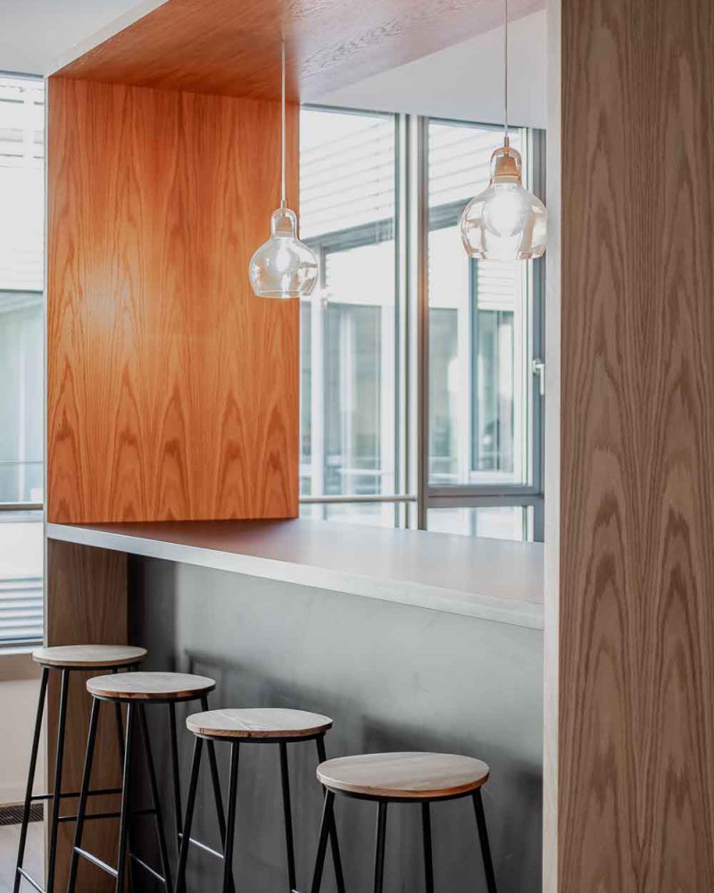 Tischlerei-Wendt-Inspiration-Projekt-MoiaOffice2-Mitarbeiterprofilwand-Hamburg-Kueche4