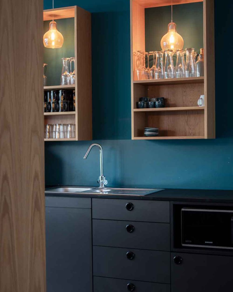 Tischlerei-Wendt-Inspiration-Projekt-MoiaOffice2-Mitarbeiterprofilwand-Hamburg-Kueche5