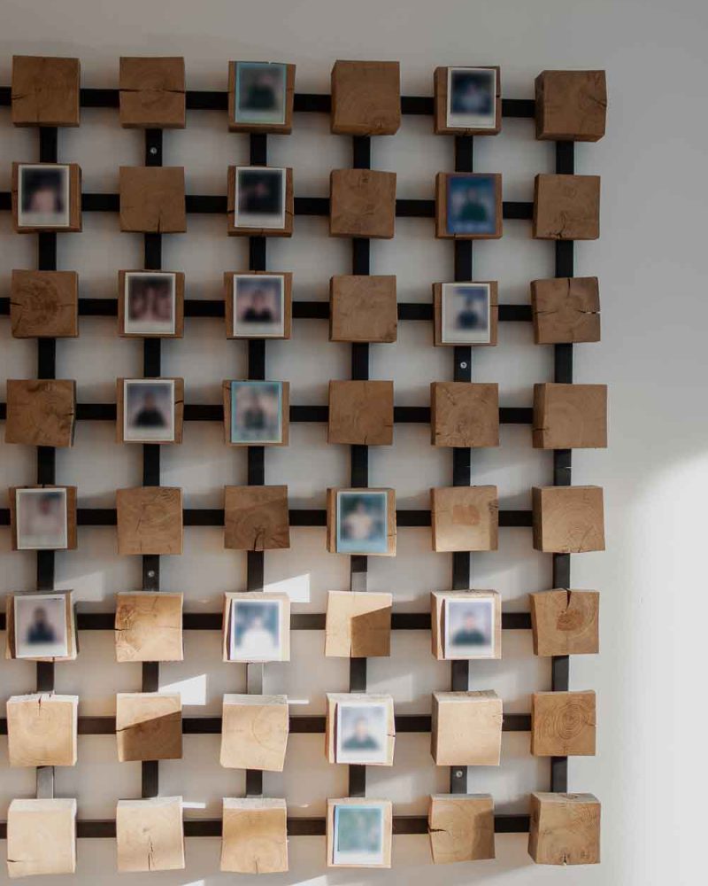 Tischlerei-Wendt-Inspiration-Projekt-MoiaOffice2-Mitarbeiterprofilwand-Hamburg