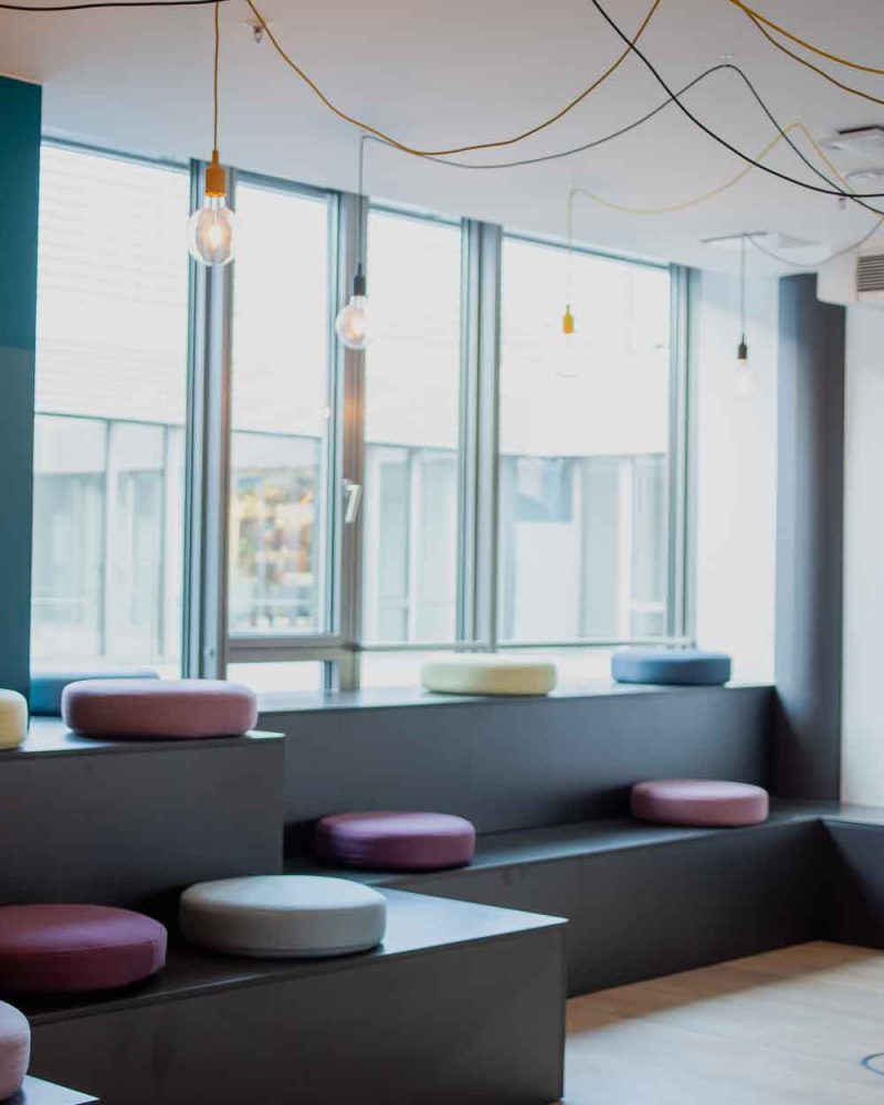 Tischlerei-Wendt-Inspiration-Projekt-MoiaOffice2-Sitzarena2-Hamburg