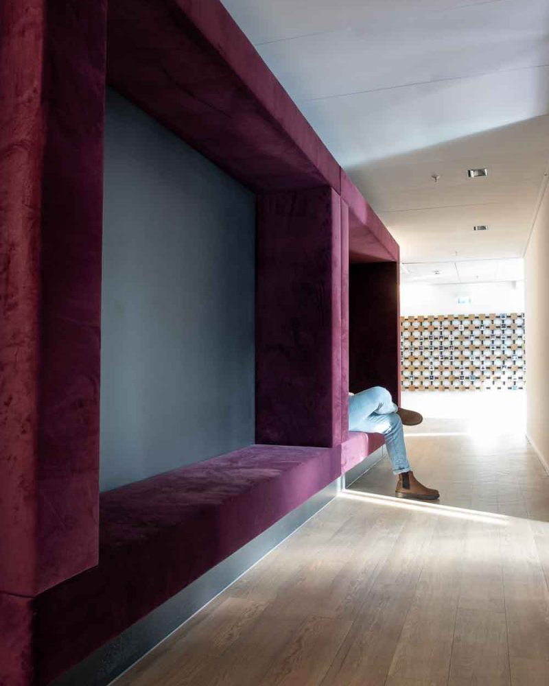 Tischlerei-Wendt-Inspiration-Projekt-MoiaOffice2-Sitzbank-Polster-Tischlerarbeit-TorgeWendt-Geschaefstfuehrer-Hamburg