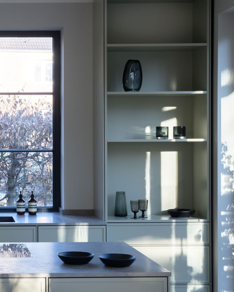 Tischlerei-Wendt-Kueche-Gruene-Fronten-offenes-regal