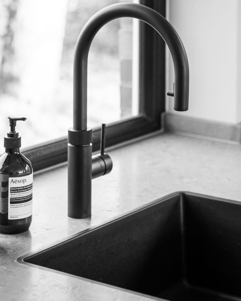 Tischlerei-Wendt-Kueche-Gruene-Fronten-waschbecken