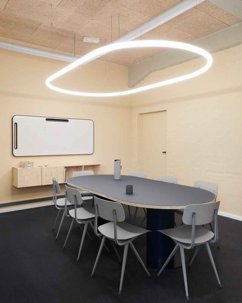 Tischlerei-Wendt-TranMarTech-Kiel-Office-Innovationshub-Konferenztisch