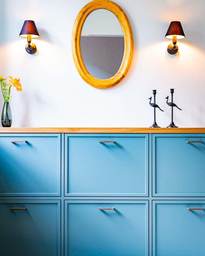 elegante Garderobe mit blau lackierten Fronten